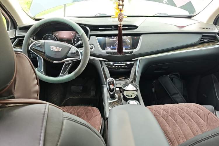 Used Cadillac XT5 2018 25T Luxury Model Center Console