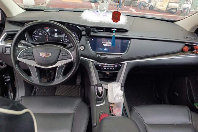 Used Cadillac XT5 2018 25T Luxury Model Center Console
