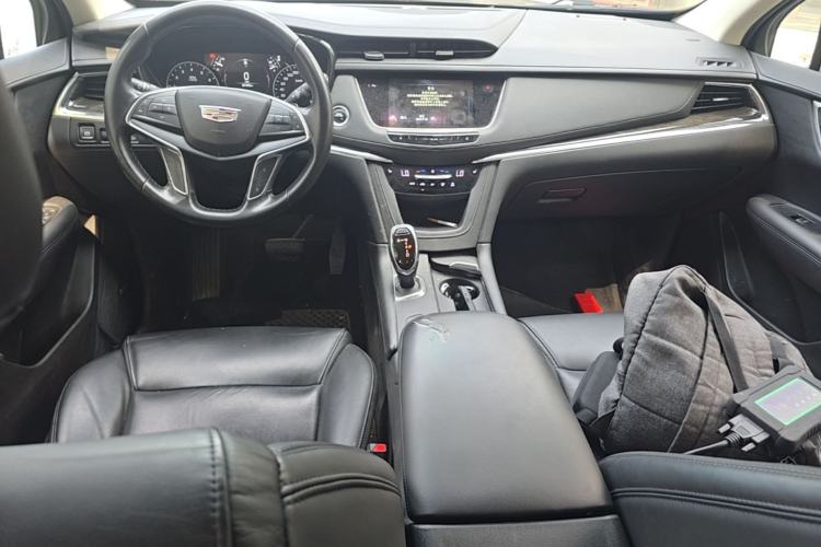 Used Cadillac XT5 2018 25T Luxury Model Center Console