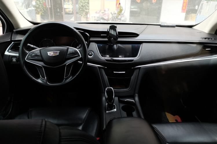 Used Cadillac XT5 2018 25T Luxury Model Center Console