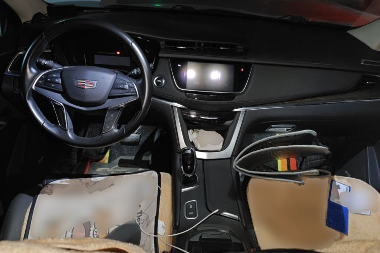 Used Cadillac XT5 2018 25T Luxury Model Center Console