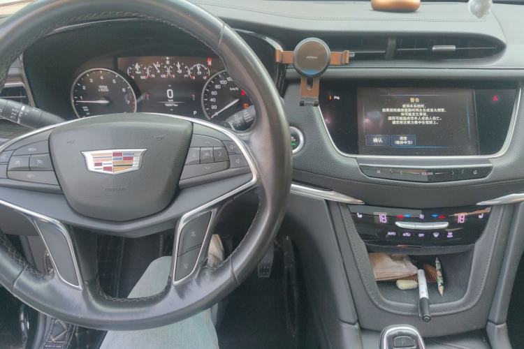 Used Cadillac XT5 2018 25T Luxury Model Center Console