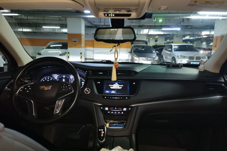 Used Cadillac XT5 2018 28T Four-Wheel Drive Luxury Model Center Console