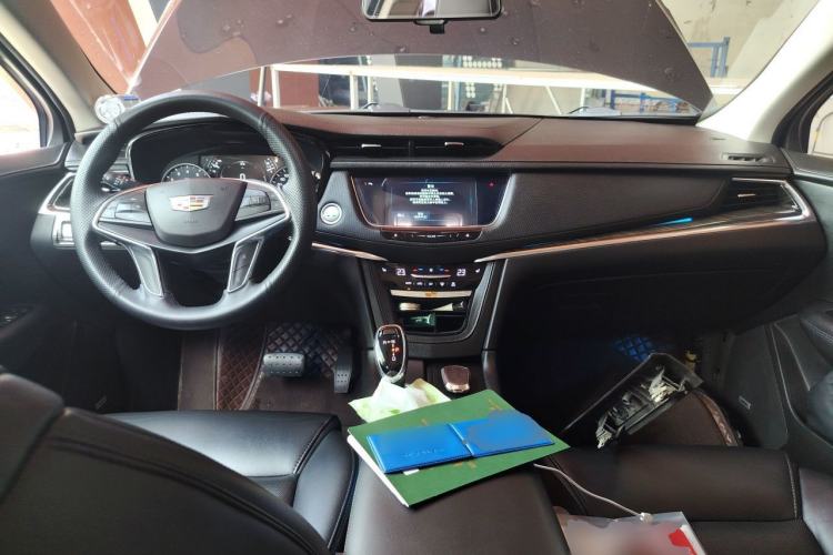 Used Cadillac XT5 2018 28T Four-Wheel Drive Luxury Model Center Console