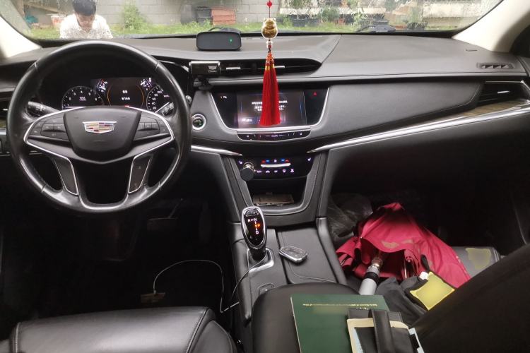 Used Cadillac XT5 2018 25T Luxury Model Center Console