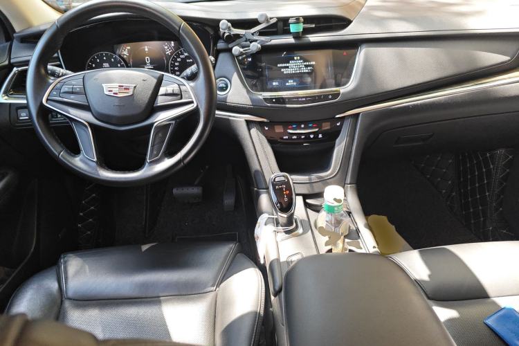 Used Cadillac XT5 2018 25T Luxury Model Center Console