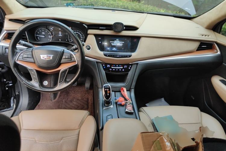 Used Cadillac XT5 2018 28E 4x4 Platinum Edition Center Console