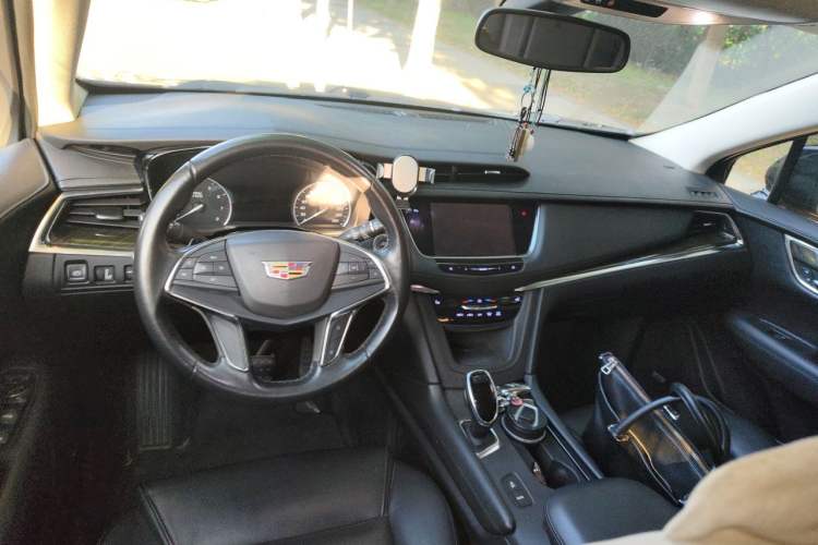 Used Cadillac XT5 2018 25T Luxury Model Center Console