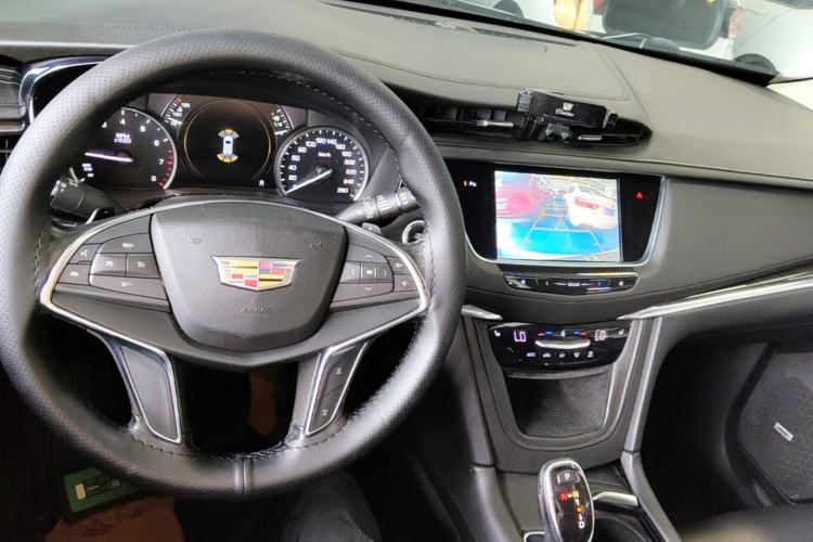 Used Cadillac XT5 2018 25T Luxury Model Center Console