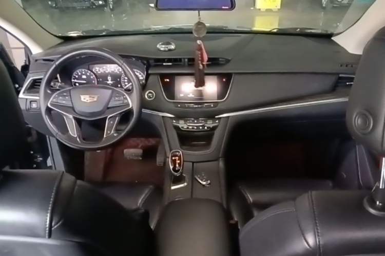 Used Cadillac XT5 2018 25T Luxury Model Center Console