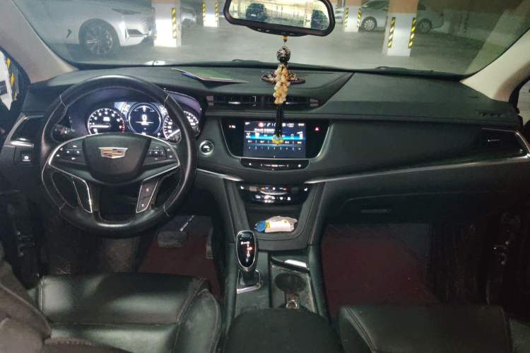Used Cadillac XT5 2018 25T Luxury Model Center Console