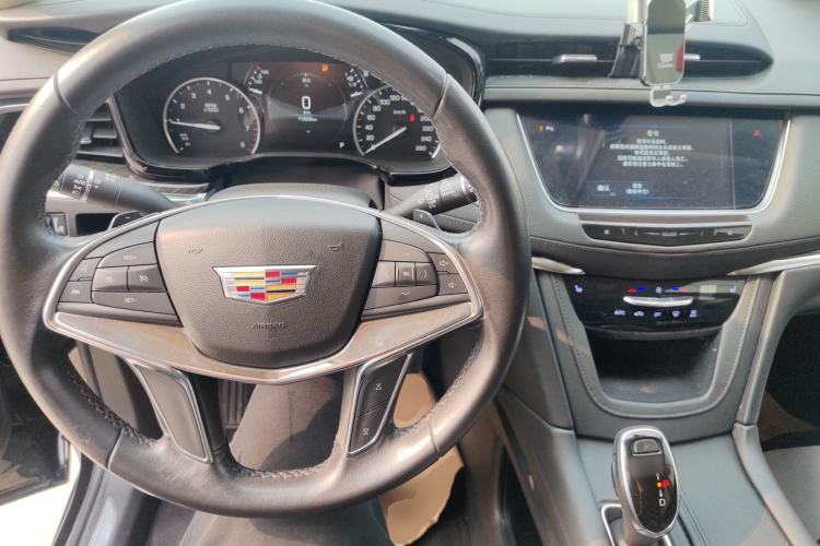 Used Cadillac XT5 2018 28T Four-Wheel Drive Luxury Model Center Console
