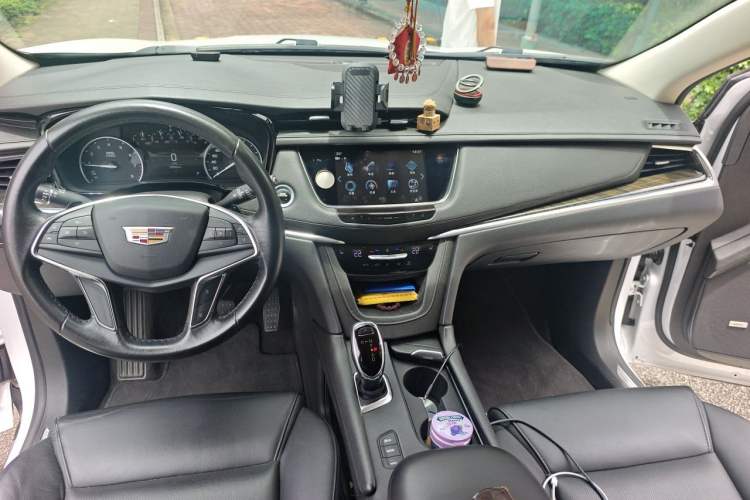 Used Cadillac XT5 2018 28T Four-Wheel Drive Luxury Model Center Console