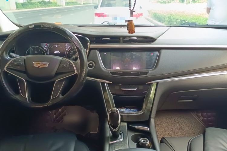 Used Cadillac XT5 2018 25T Luxury Model Center Console