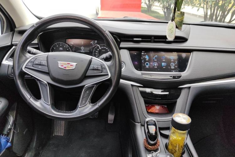 Used Cadillac XT5 2018 25T Luxury Model Center Console