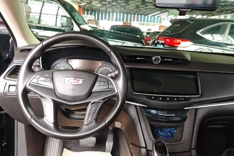 Used Cadillac XT5 2018 25T Luxury Model Center Console