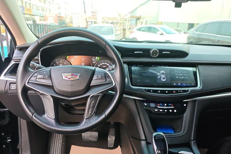 Used Cadillac XT5 2018 25T Luxury Model Center Console