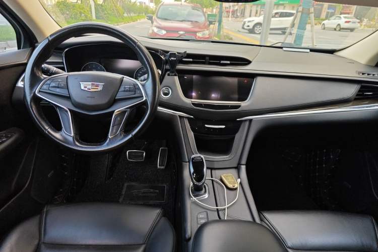 Used Cadillac XT5 2018 28T Four-Wheel Drive Luxury Model Center Console