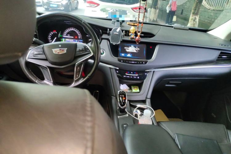 Used Cadillac XT5 2018 28T Four-Wheel Drive Luxury Model Center Console