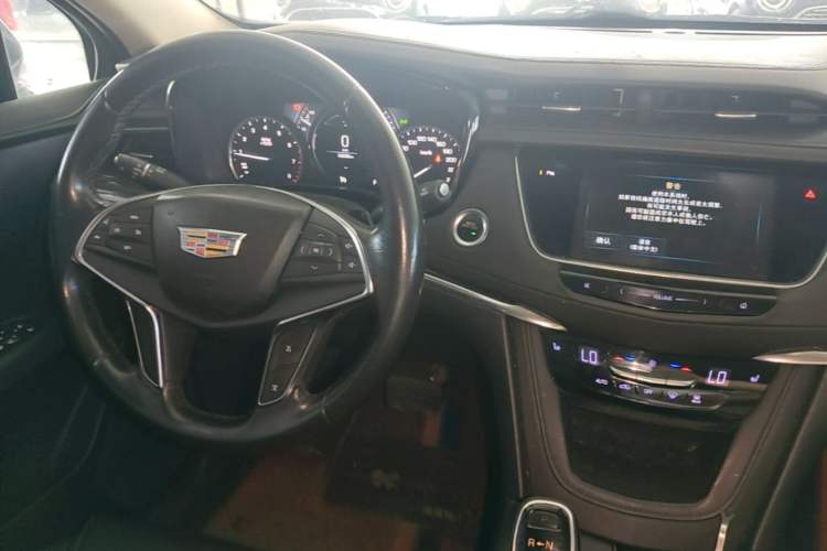 Used Cadillac XT5 2018 28T Four-Wheel Drive Luxury Model Center Console