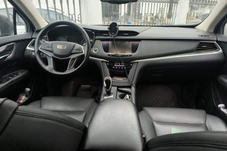 Used Cadillac XT5 2018 25T Luxury Model Center Console