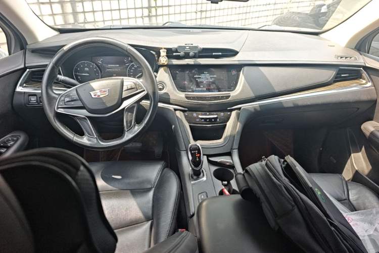 Used Cadillac XT5 2018 25T Luxury Model Center Console