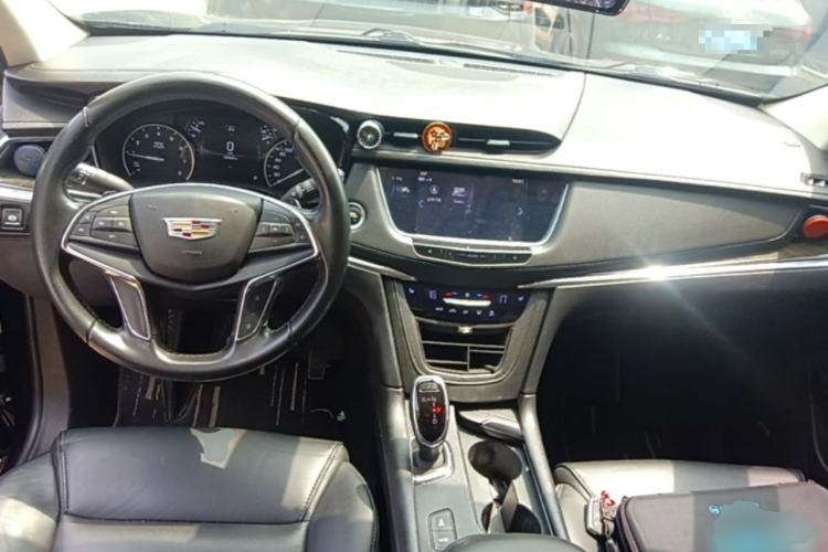 Used Cadillac XT5 2018 25T Luxury Model Center Console