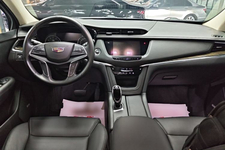Used Cadillac XT5 2018 28T Four-Wheel Drive Luxury Model Center Console