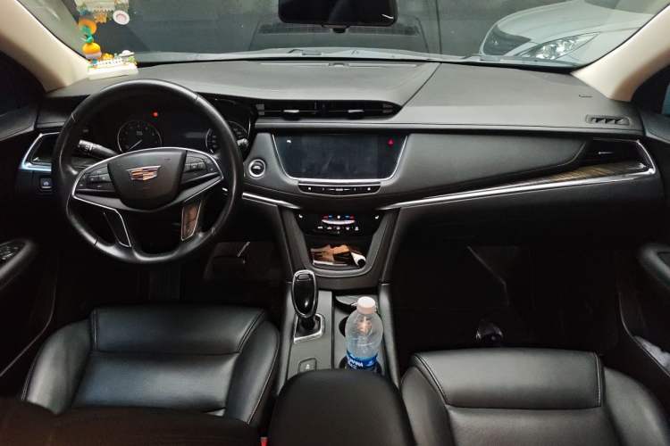 Used Cadillac XT5 2018 25T Luxury Model Center Console