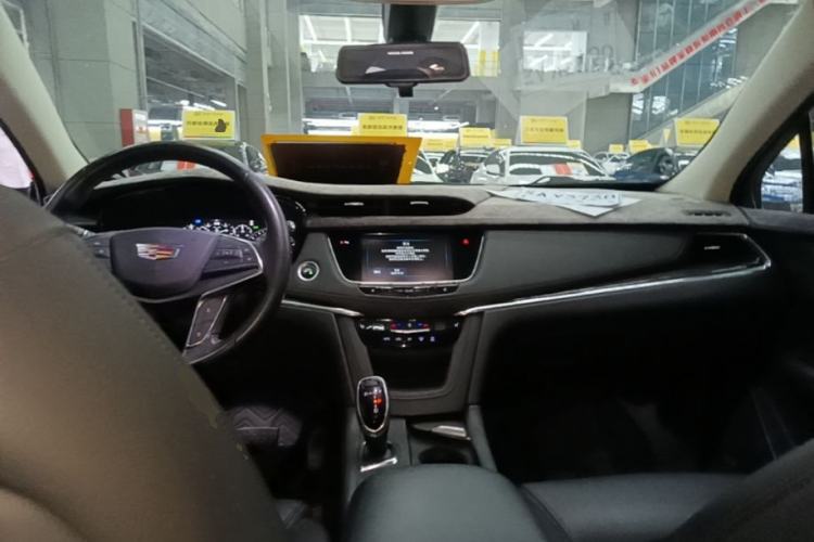 Used Cadillac XT5 2018 28T Four-Wheel Drive Luxury Model Center Console