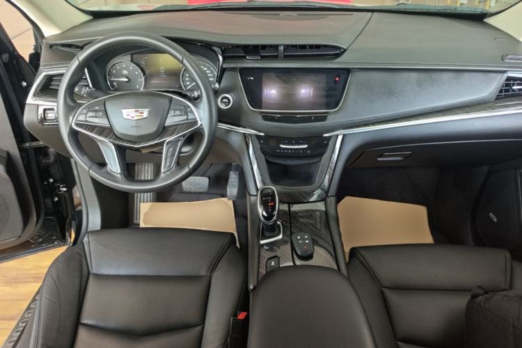 Used Cadillac XT5 2018 25T Luxury Model Center Console
