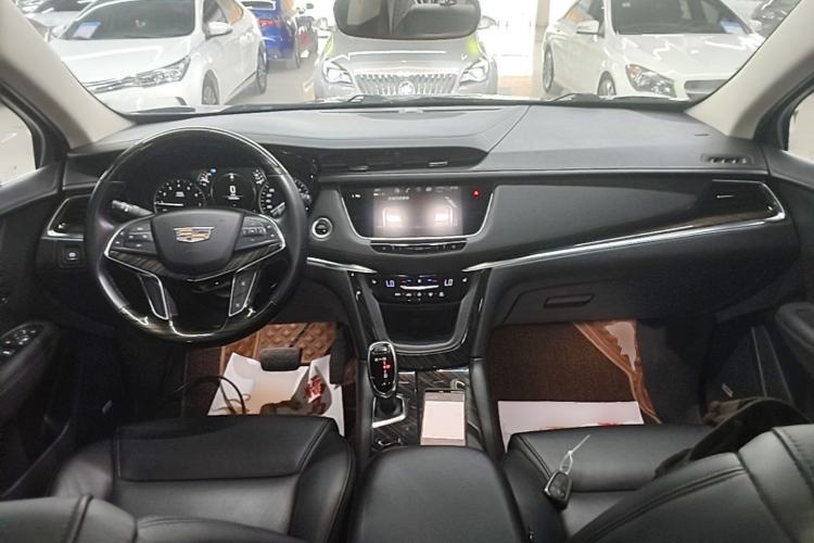 Used Cadillac XT5 2018 25T Luxury Model Center Console