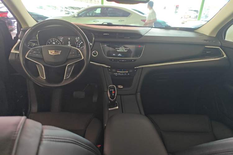 Used Cadillac XT5 2018 25T Luxury Model Center Console