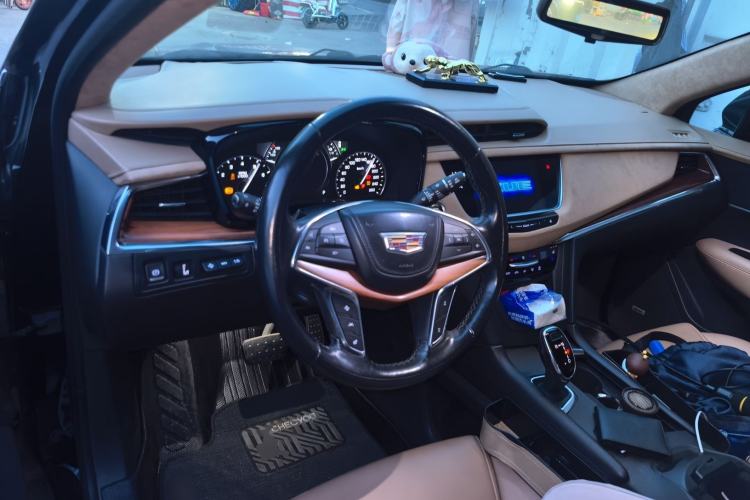 Used Cadillac XT5 2018 28E 4x4 Platinum Edition Center Console