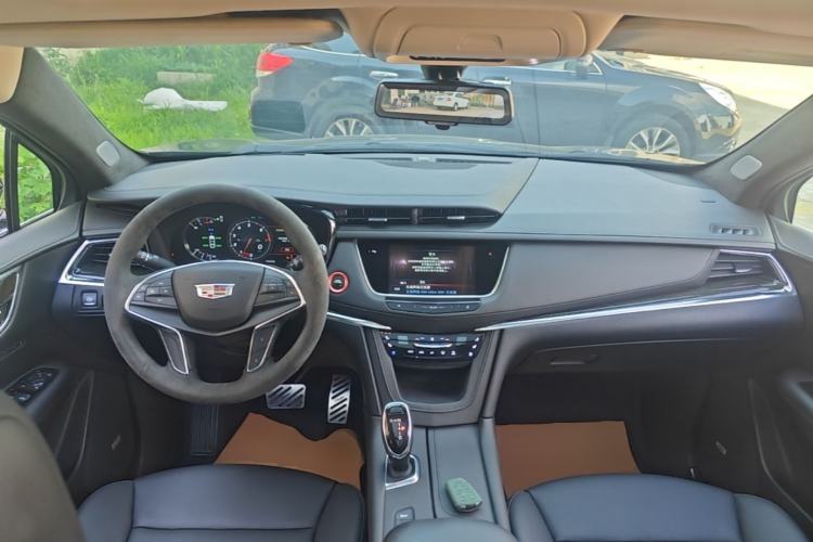Used Cadillac XT5 2018 28T Four-Wheel Drive Luxury Model Center Console