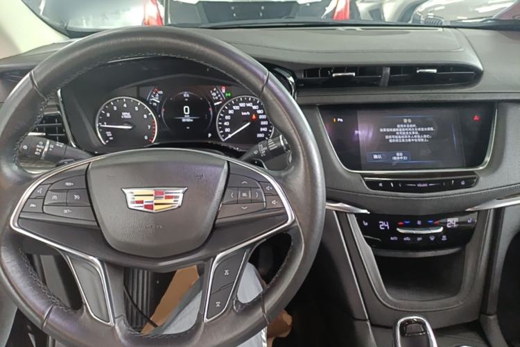 Used Cadillac XT5 2018 28T Four-Wheel Drive Luxury Model Center Console