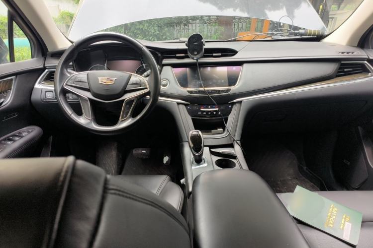 Used Cadillac XT5 2018 25T Luxury Model Center Console