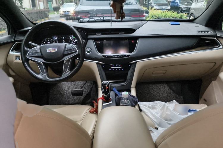 Used Cadillac XT5 2018 25T Luxury Model Center Console