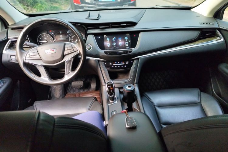Used Cadillac XT5 2018 25T Luxury Model Center Console