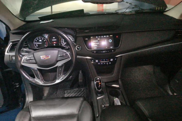 Used Cadillac XT5 2018 25T Luxury Model Center Console