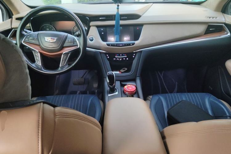 Used Cadillac XT5 2018 28E 4x4 Platinum Edition Center Console