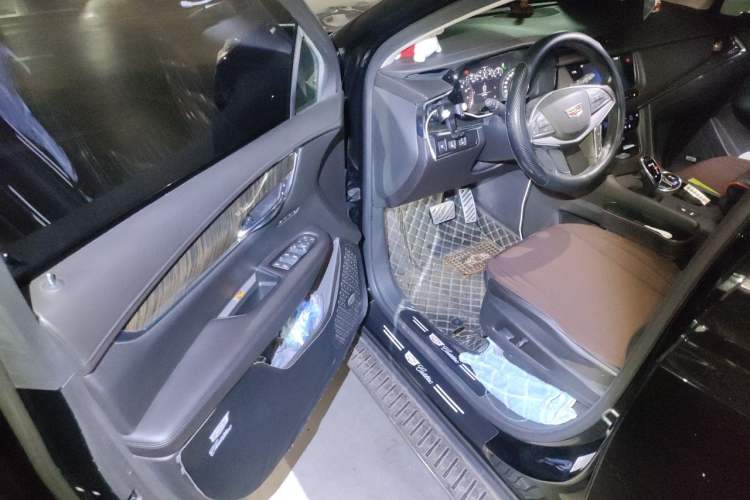Used Cadillac XT5 2018 25T Luxury Model Driver Seat