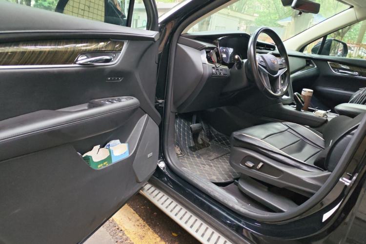 Used Cadillac XT5 2018 25T Luxury Model Driver Seat