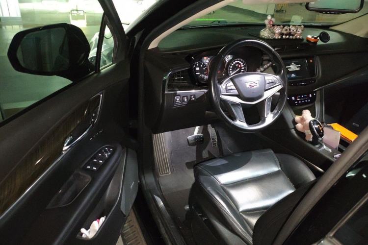 Used Cadillac XT5 2018 25T Luxury Model Driver Seat