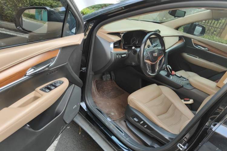 Used Cadillac XT5 2018 28E 4x4 Platinum Edition Driver Seat