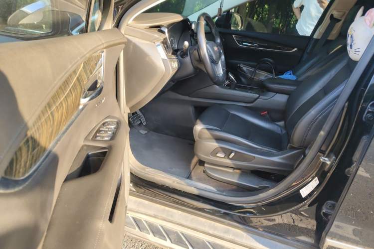 Used Cadillac XT5 2018 25T Luxury Model Driver Seat
