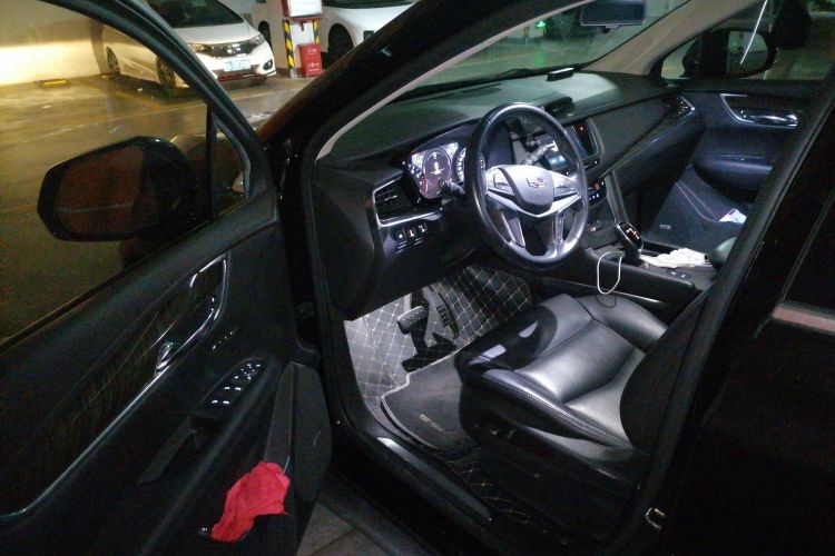 Used Cadillac XT5 2018 25T Luxury Model Driver Seat