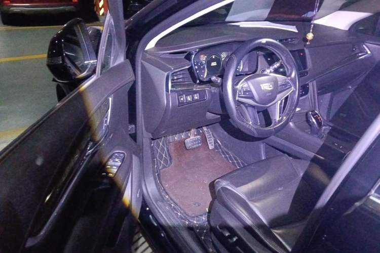 Used Cadillac XT5 2018 25T Luxury Model Driver Seat