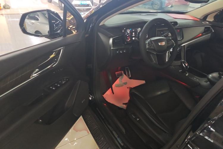 Used Cadillac XT5 2018 25T Luxury Model Driver Seat