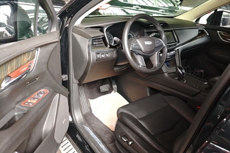 Used Cadillac XT5 2018 25T Luxury Model Driver Seat